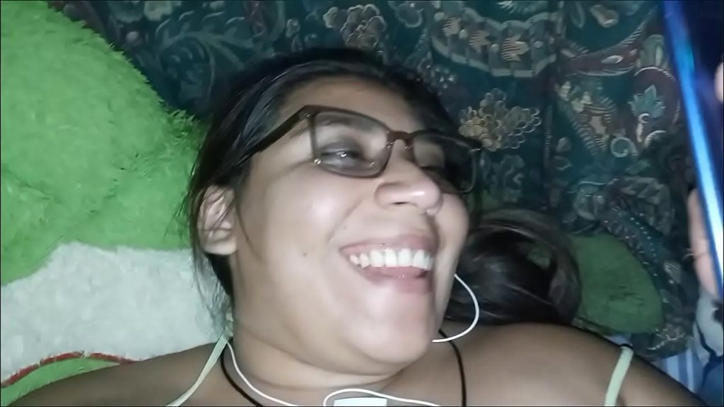 A mí esposa le gusta ver porno mientras se masturba y termino follandola hasta venirme dentro de ella - putiesposas.net